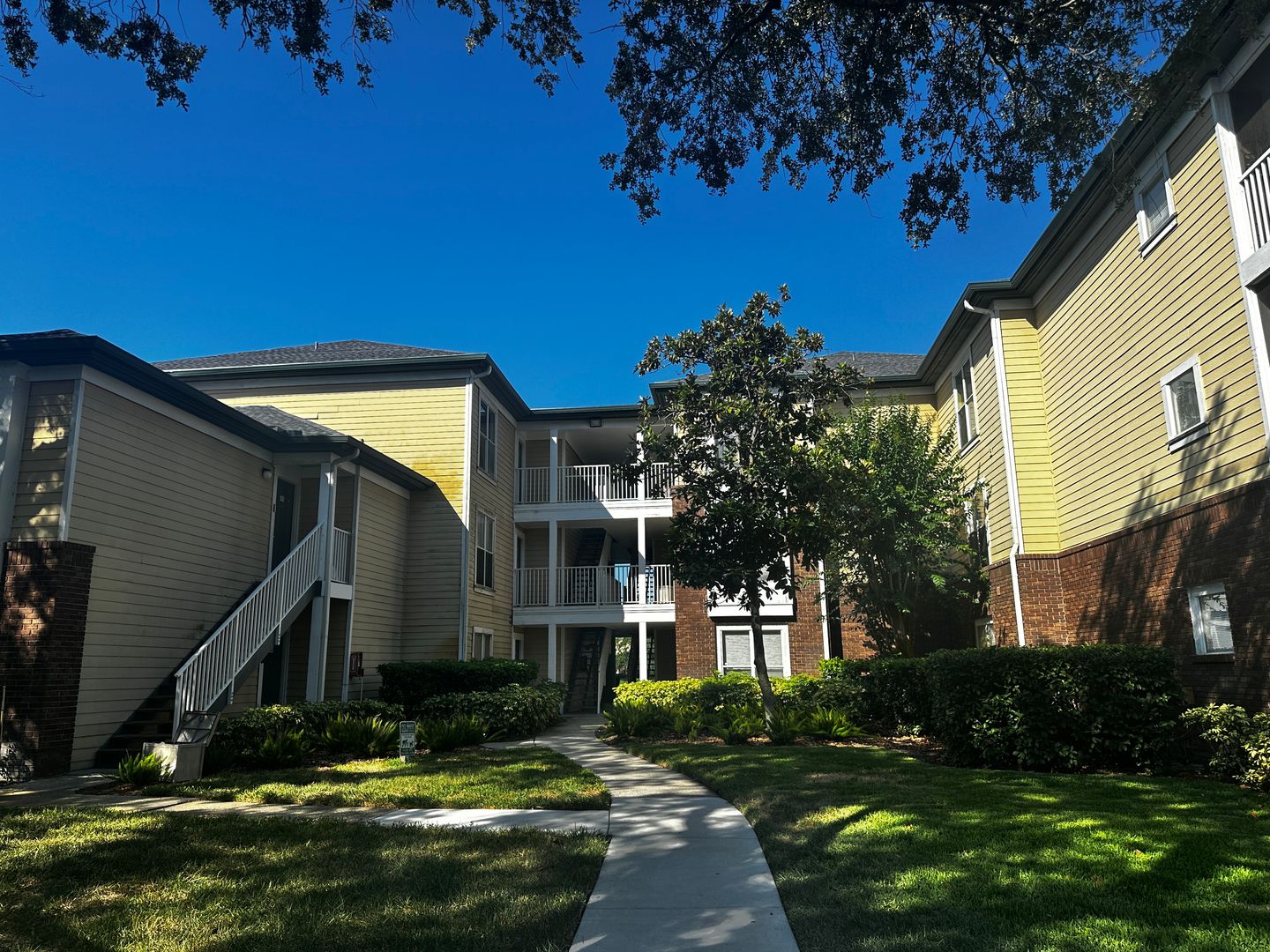 Gated Community - Ground floor 2/2 at Landings of Tampa! AVAILABLE JULY 10th!