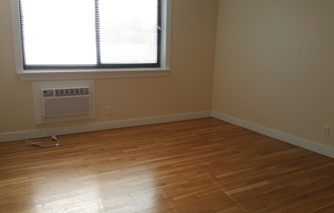 1 bed, 1 bath, $875, Unit 205