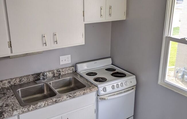 2 beds, 1 bath, $935, Unit 2