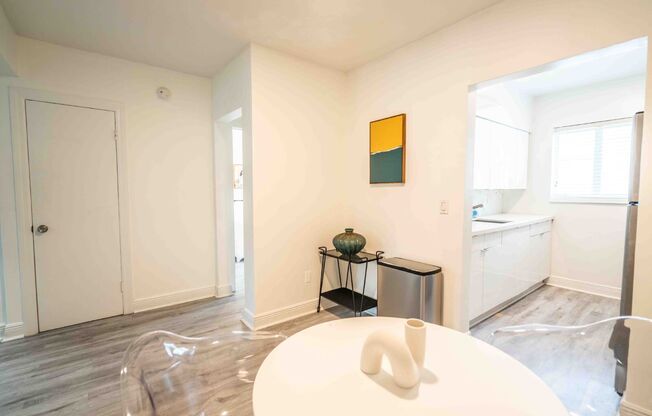2 beds, 1 bath, 800 sqft, $2,000, Unit 14