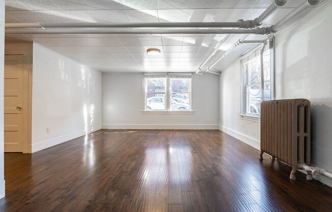Studio, 1 bath, 400 sqft, $950, Unit 28
