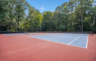 the tennis court at the whispering winds apartments in pearland, tx