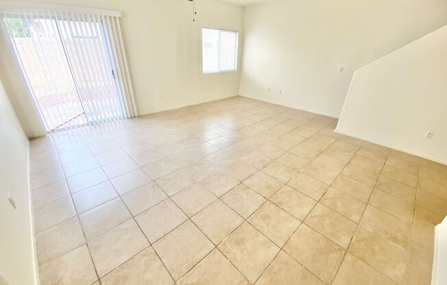BEAUTIFUL 3 BEDROOM, 2.5 BATH TOWNHOME WITH 2 CAR GARAGE IN GATED COMMUNITY IN MOUNTAINS EDGE!!!