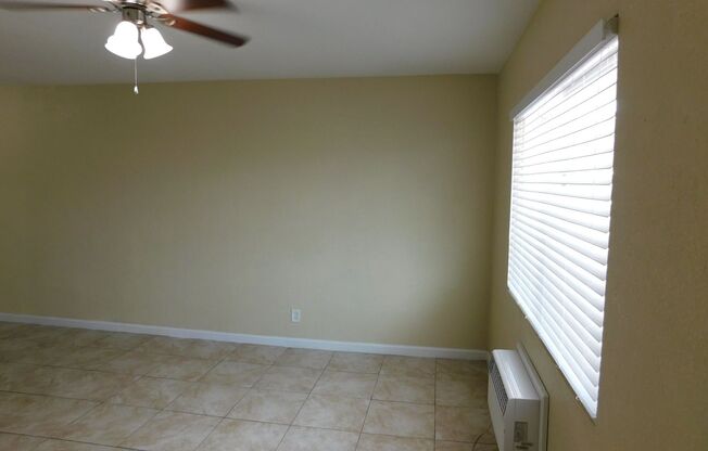 One-bedroom apartment -MOVE IN SPECIAL -  Downtown area -NO PETS - 620 N 16th St