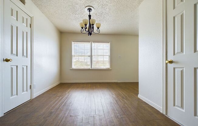 2 beds, 1 bath, 747 sqft, $700