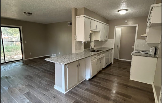 Spacious and Modern 5-Bedroom Home in Yukon **DEPOSIT SPECIAL!! $200 OFF DEPOSIT!!**