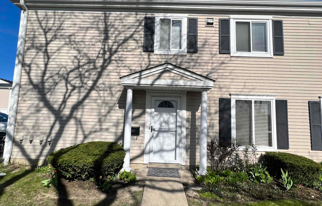 600 E OLD WILLOW RD