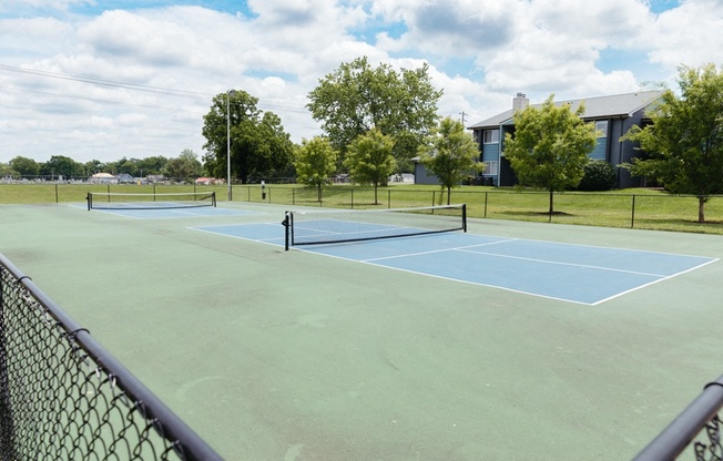 the tennis courts at the preserve at ballantyne commons apartments
