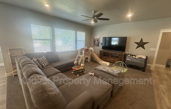 192 S DERRAH DR