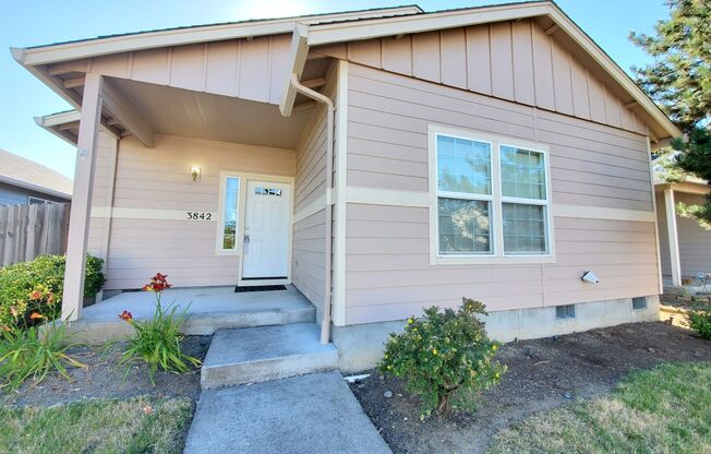 Small Dogs Welcome! 3 Bedroom, 2 Bathroom Single Level Home