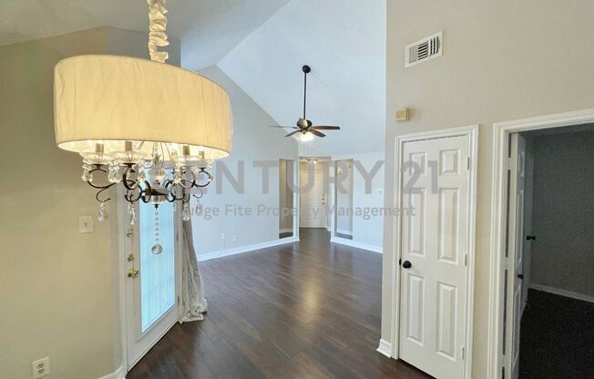 Adorable Victorian Style 3/2/2 in Dallas For Rent!