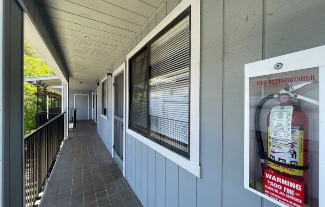 A bright and clean 2‑bed, 1‑bath home located in Oakland’s convenient Laurel District.