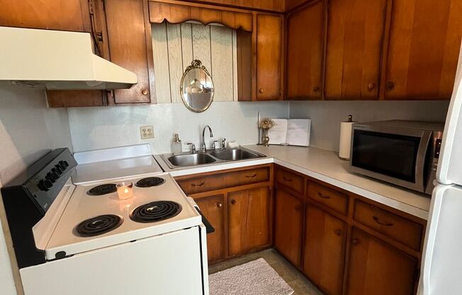 1 bed, 1 bath, 500 sqft, $1,130, Unit R-8