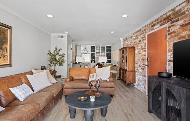 Chic & Updated 1-Bedroom Condo Near the Plaza – Pool, Parking & In-Unit Laundry!