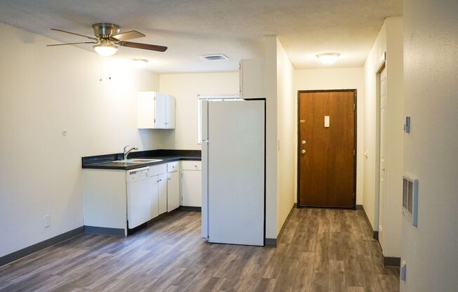 Bright 2nd Floor 1Bed w/Private Balcony-Blocks from OHSU!