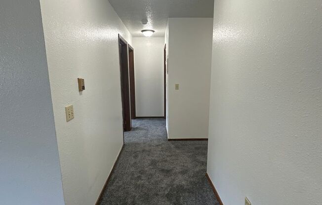 2 beds, 1 bath, $850, Unit 04