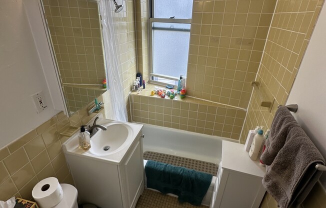 2 beds, 1 bath, $2,900, Unit 12