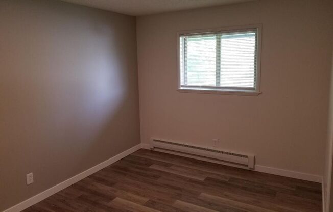 2 beds, 1 bath, 760 sqft, $1,100, Unit 11