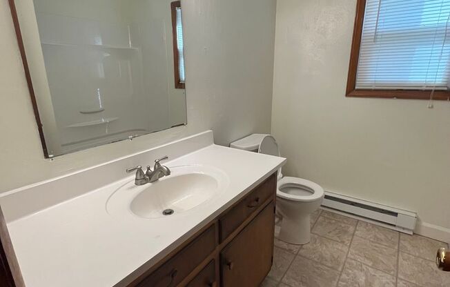 2 beds, 1 bath, 903 sqft, $1,170, Unit J-5