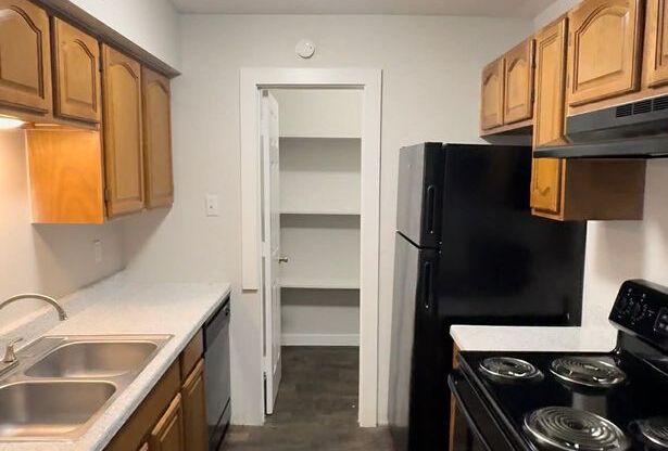 2 beds, 2 baths, 931 sqft, $1,123, Unit 02-0210