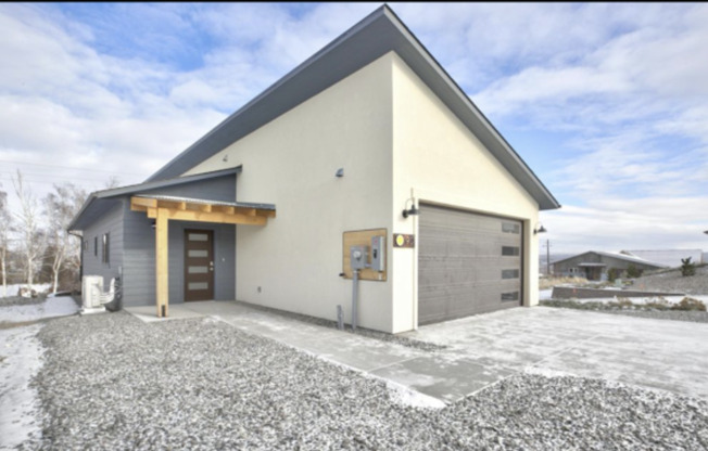 Selah 2br 2ba DBL Garage 5-star Built Green Energy Standards home!