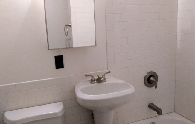 Studio, 1 bath, 359 sqft, $1,325, Unit 301