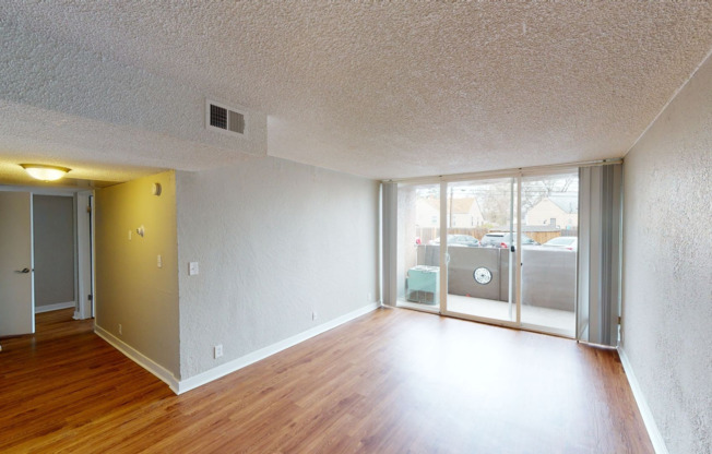 1 bed, 1 bath, 705 sqft, $1,195, Unit 1945 Peoria St #411