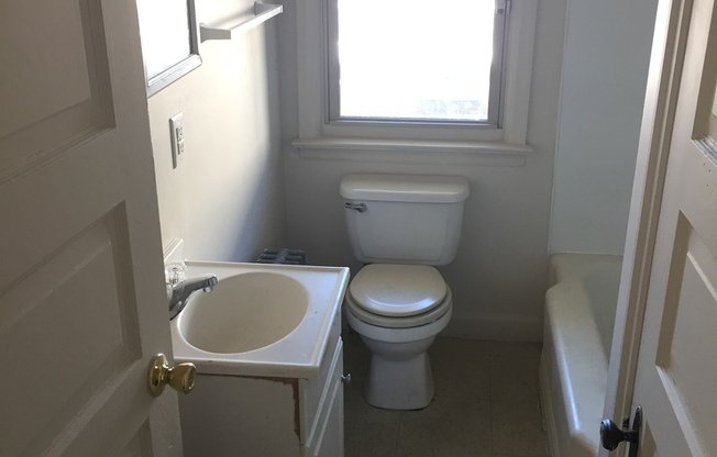 1 bed, 1 bath, $625, Unit Apt 3