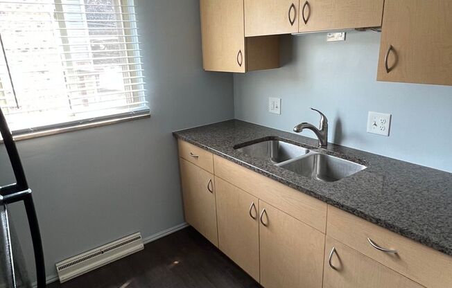 2 beds, 1 bath, $995, Unit Unit 3