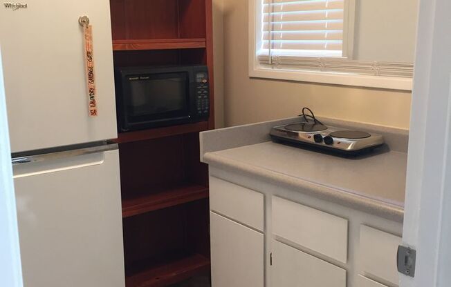 Studio, 1 bath, 400 sqft, $950, Unit 5A