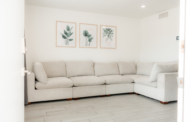 1022 W 9 ST