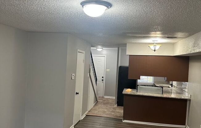 2 beds, 1.5 baths, $895, Unit 5B