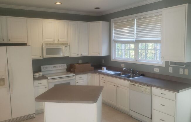 Fantastic 3br 2.5ba Townhome in Delta Ridge Community!  Avail Now!