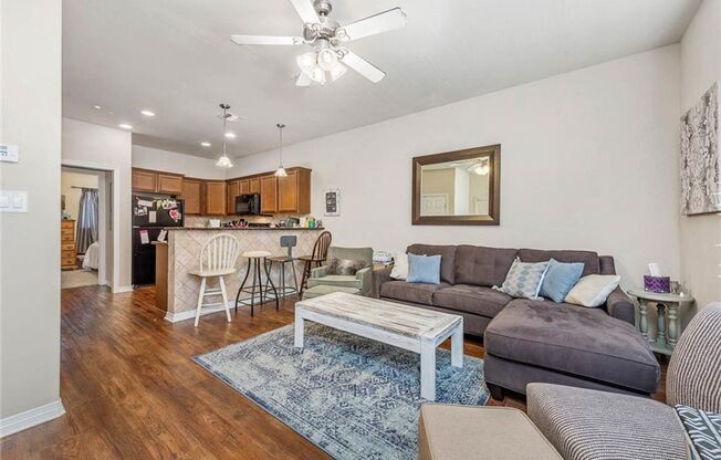 SUBLEASE Aug 11 2025 in Lakeridge Townhomes!