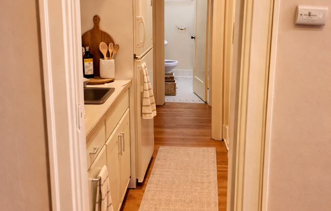 Studio, 1 bath, 300 sqft, $1,100, Unit 203