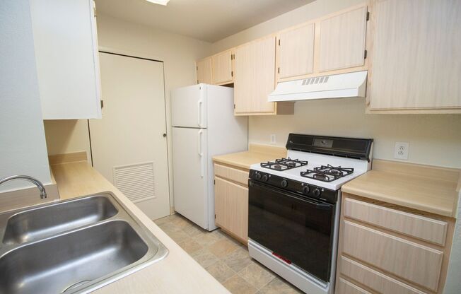3 beds, 2 baths, 1,150 sqft, $1,599, Unit 30-102