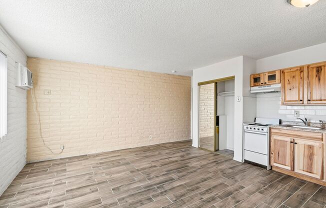2565 N Park #10