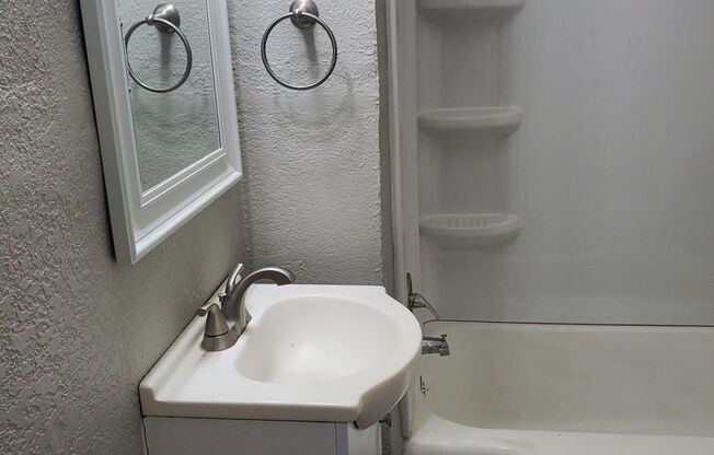 1 bed, 1 bath, $600, Unit 504 S Osage unit 6