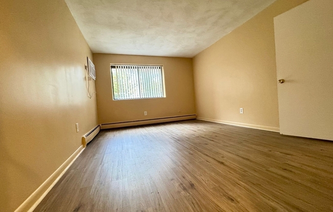 2 beds, 1 bath, 1,020 sqft, $2,300, Unit E112