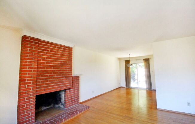 Sunny 3bed/2.5 bath + office space in Montclair Hills!!!