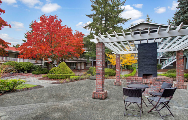 Colonial Square Outdoor Barbeque Area Apartments in Bellevue, WA