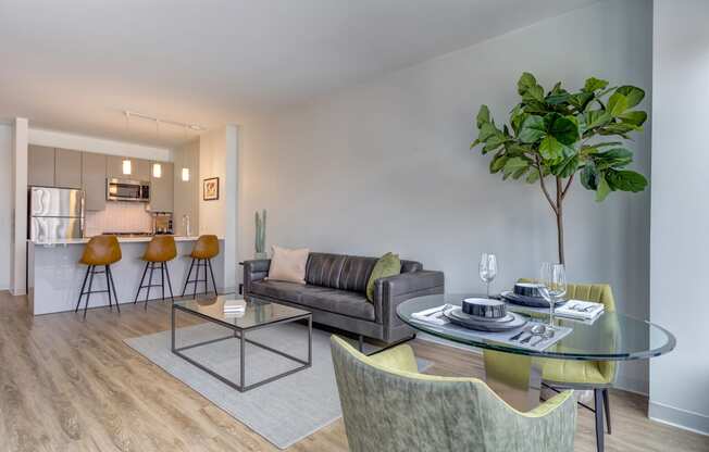808 W Van Buren St