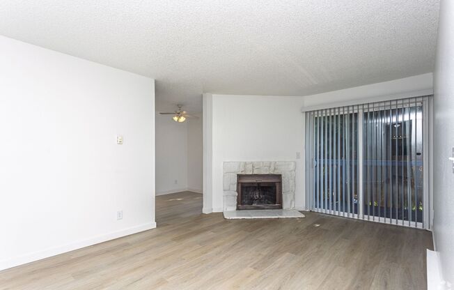 2 beds, 1 bath, $1,695, Unit 39