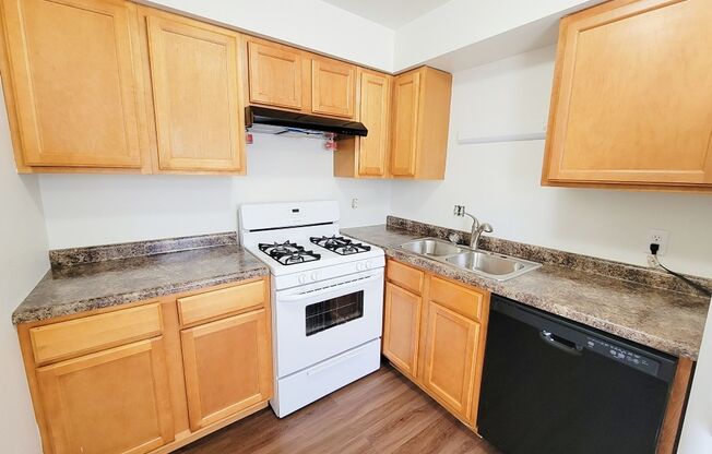 2 beds, 1 bath, 850 sqft, $1,349, Unit 5822-1 Balsam