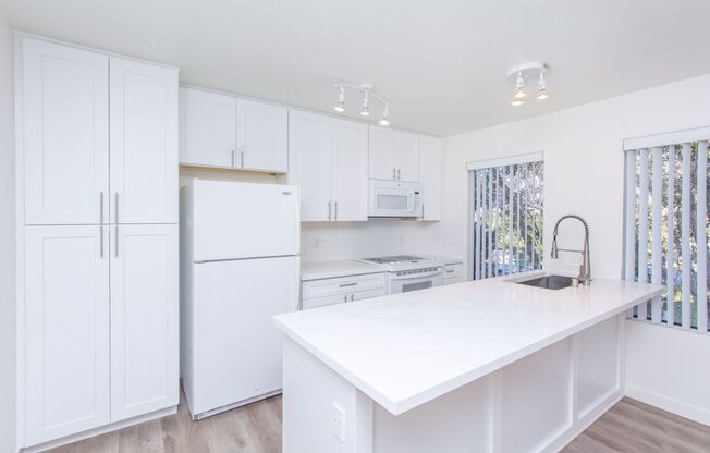 On Sail Bay in Pacific Beach! Updated 2 Bedroom / 2 Bath Condominium REDUCED DEPOSIT $2000!