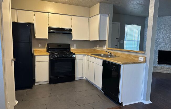 2 beds, 1 bath, $1,295, Unit Unit B