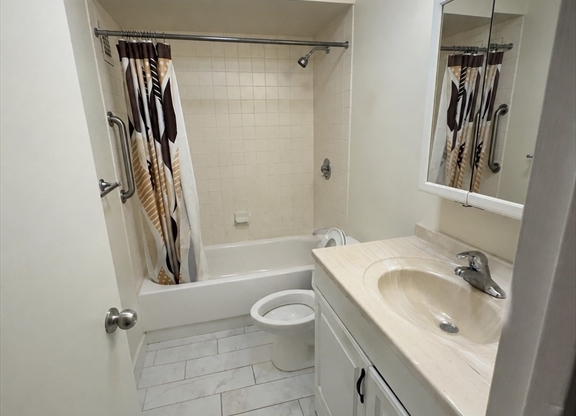 2 beds, 2 baths, 1,300 sqft, $4,000, Unit 1005