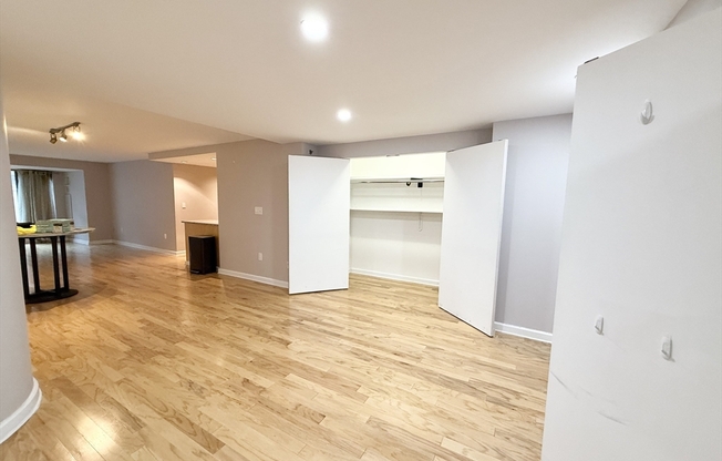 2 beds, 2 baths, $5,500, Unit 704