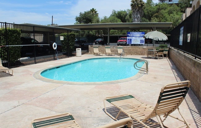 Move In Special! Updated 2 BD, 2 BA Condo - Balcony w/ Views of Mt Helix!!