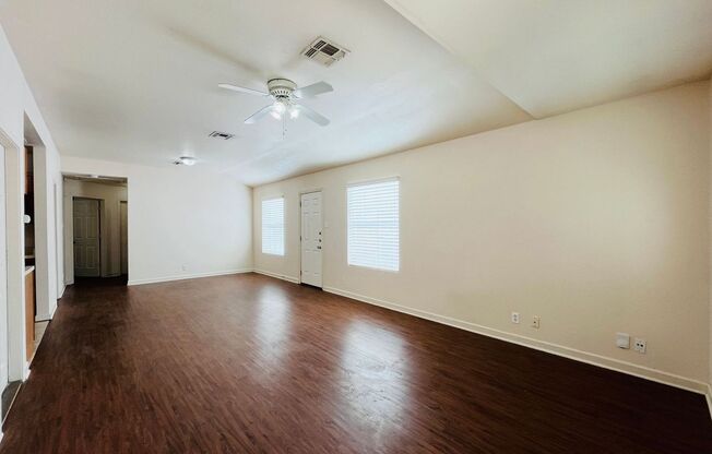 Cozy 2 bedroom 2bath Retreat near Randolph AFB, IH-35, Loop 1604, BAMC, and only minutes from The Forum!